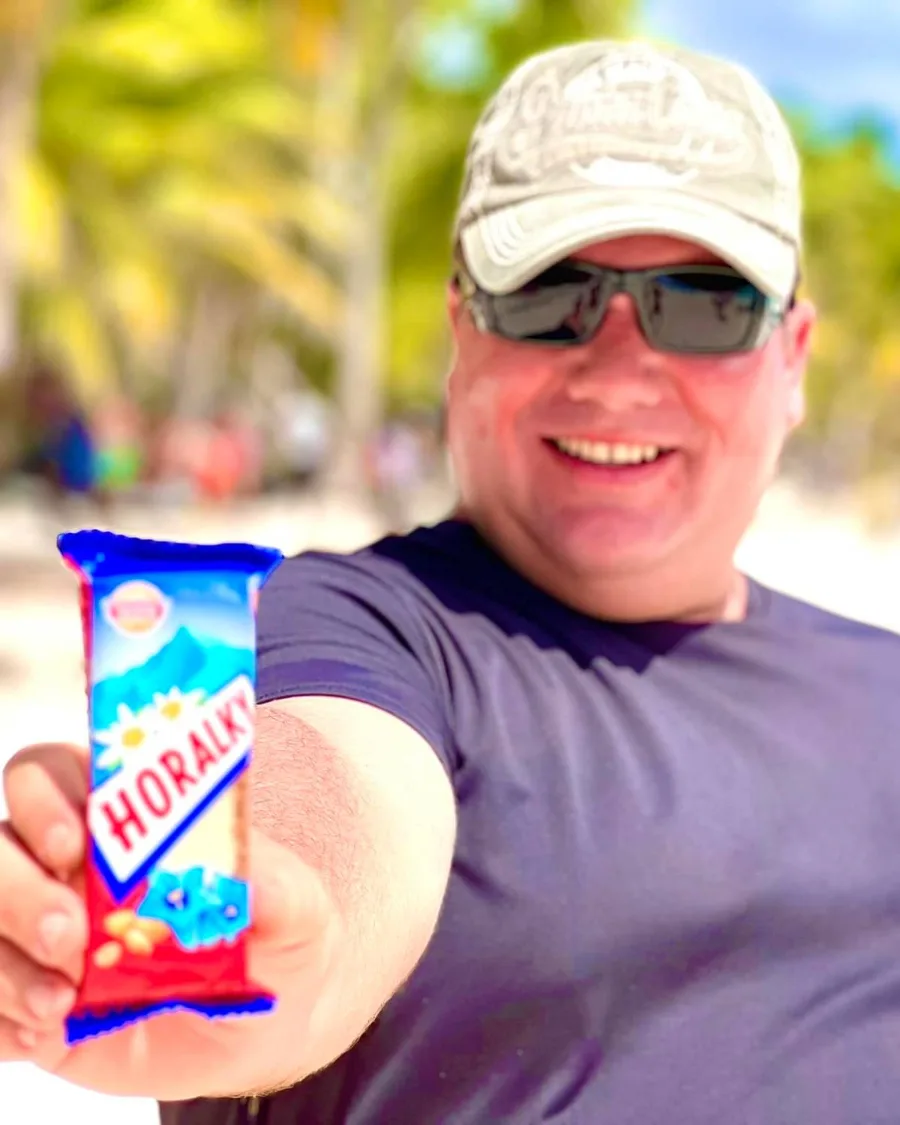 Dani egy Horalky ostyát tart a Dominikai Köztársaság egyik strandján.