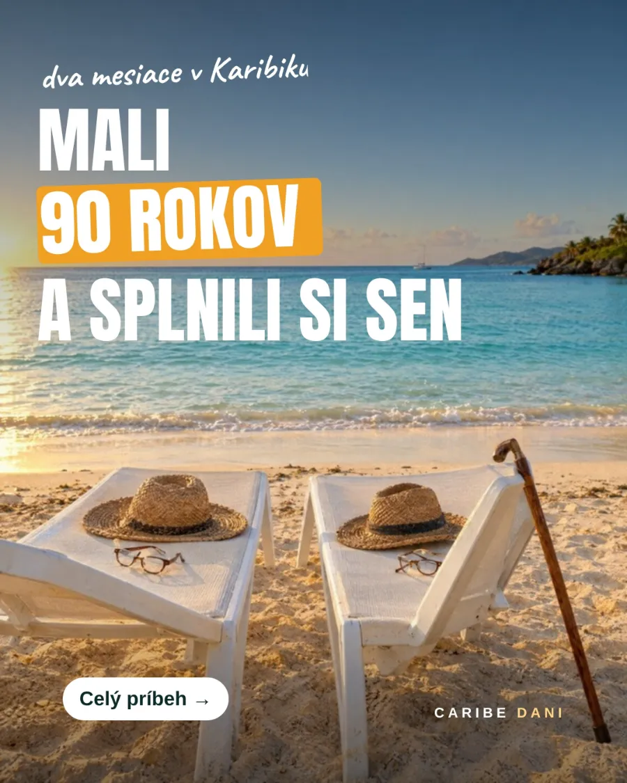 Dve ležadlá na pláži so slamenými klobúkmi, okuliarmi a vychádzkovou palicou pri západe slnka. Nápis: Mali 90 rokov a splnili si sen.